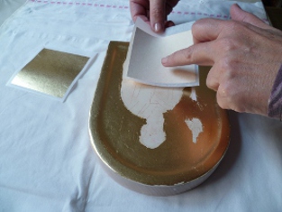 la pose des feuilles d'or